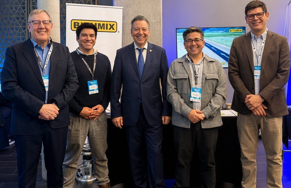 Carlos Zeppelin, gerente de Asuntos Corporativos de Bitumix; Francisco Rebolledo, jefe de Operaciones del Centro de Desarrollo e Investigación; representantes de la organización de ALACPA 2026; Gabriel Sepúlveda, jefe de Operaciones de Obras Región Metropolitana; y Cristian Díaz, gerente del Centro de Desarrollo e Investigación, durante el XXII Seminario ALACPA 2026 de Pavimentos Aeroportuarios.