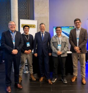 Carlos Zeppelin, gerente de Asuntos Corporativos de Bitumix; Francisco Rebolledo, jefe de Operaciones del Centro de Desarrollo e Investigación; representantes de la organización de ALACPA 2026; Gabriel Sepúlveda, jefe de Operaciones de Obras Región Metropolitana; y Cristian Díaz, gerente del Centro de Desarrollo e Investigación, durante el XXII Seminario ALACPA 2026 de Pavimentos Aeroportuarios.