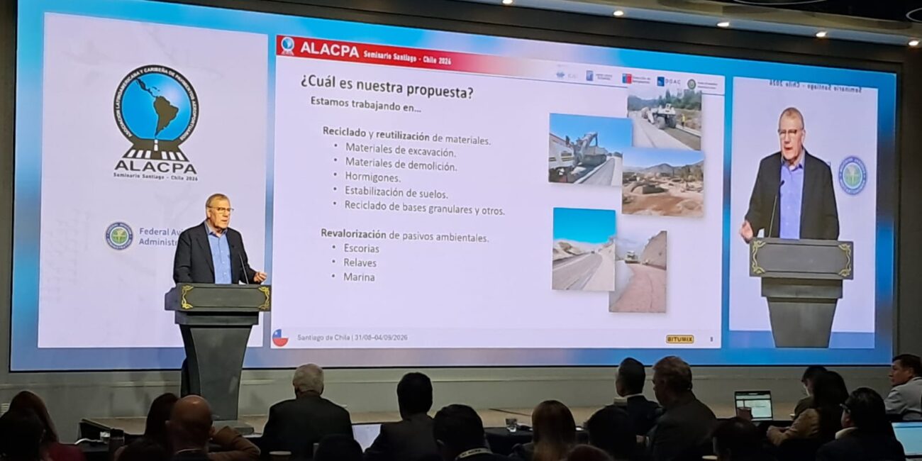 Carlos Zeppelin, gerente de Asuntos Corporativos de Bitumix, durante su presentación en el XXII Seminario ALACPA 2026 de Pavimentos Aeroportuarios realizado en Santiago de Chile.