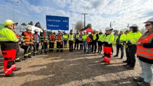 Grupo de trabajadores y profesionales reunidos en una capacitación de seguridad y respuesta ante emergencias en terreno, junto a una ruta de la Región de La Araucanía.