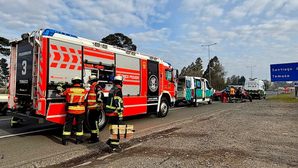 Personal de emergencia y vehículos especializados participan en capacitación práctica de respuesta ante incidentes viales en La Araucanía.