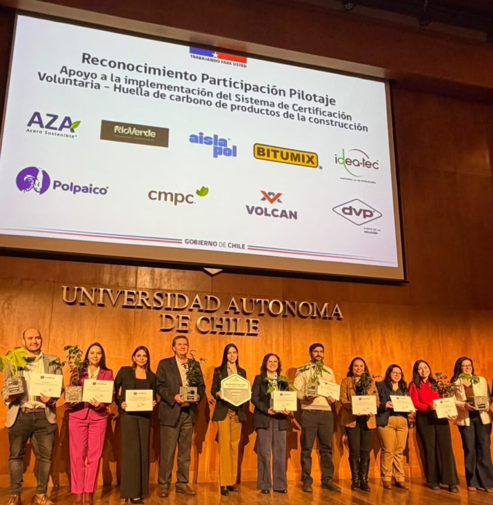 Ceremonia de reconocimiento del Programa HuellaChile con participación de Bitumix y empresas vinculadas al sector de la construcción.