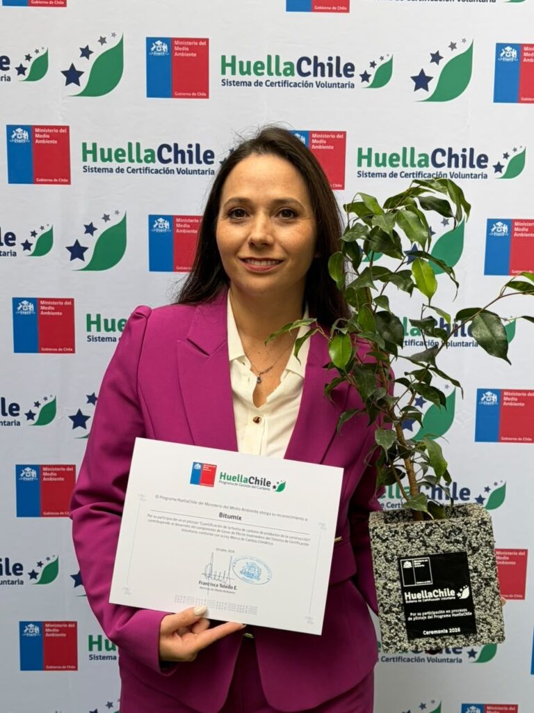 Representante de Bitumix con reconocimiento del Programa HuellaChile 2026.